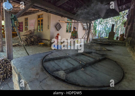 Seidenpapier-Workshop in Konighil Dorf in der Nähe von Samarkand, wo sie Seidenpapier mit der Rinde des Maulbeerbaums machen. Stockfoto