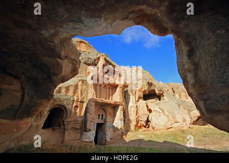 Altes Kloster aus dem Felsen geschnitzt, in der historischen Stätte bekannt als Open Palace oder Acik Saray in Kappadokien, Türkei. Stockfoto