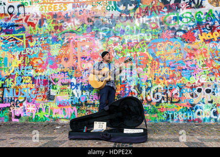 Streetart-Künstler Gitarre an der berühmten Lennon Graffiti-Wand in der Altstadt von Prag, Tschechische Republik Stockfoto