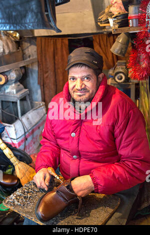 Schuh-Mechaniker in einem kleinen Laden in Tiflis, Georgien. Stockfoto