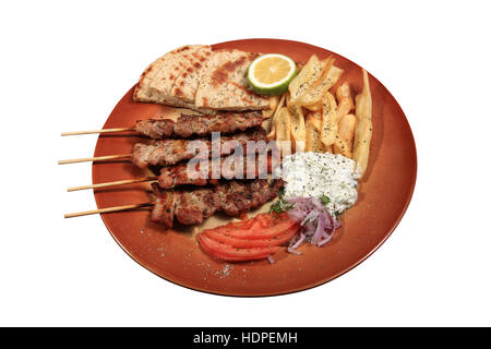 Schweinefleisch-Spieße mit Pommes frites Tzatziki Pita und Tomate in einem griechischen Stil auf dem Silbertablett serviert Stockfoto