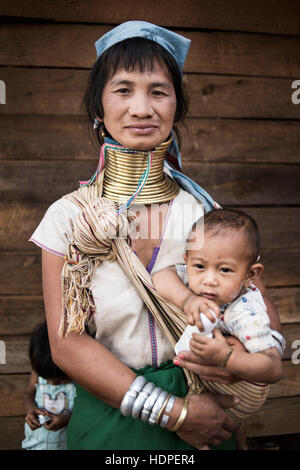 Porträt einer Kayan Frau trägt ihr Baby, Loikaw, Kayah State in Myanmar. Stockfoto