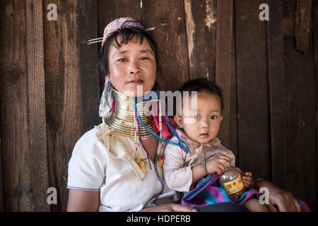 Porträt einer Kayan Frau trägt ihr Baby, Loikaw, Kayah State in Myanmar. Stockfoto