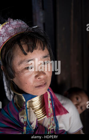 Porträt einer Kayan Frau trägt ihr Baby, Loikaw, Kayah State in Myanmar. Stockfoto