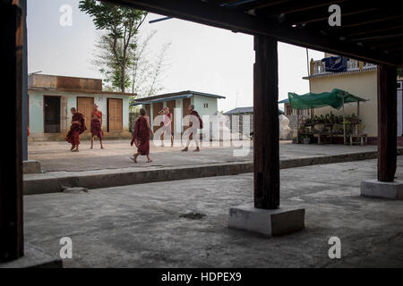 Junge Novizin buddhistische Mönche Fußballspielen im Shwe Yan Pyay Kloster in Nyaungshwe, Myanmar. Stockfoto