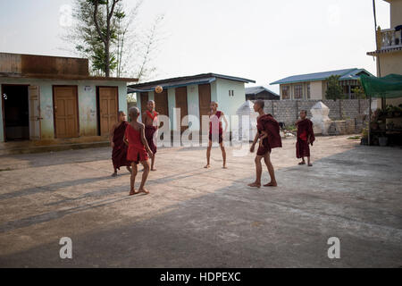 Junge Novizin buddhistische Mönche Fußballspielen im Shwe Yan Pyay Kloster in Nyaungshwe, Myanmar. Stockfoto