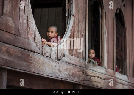 Buddhistischen Novizen im Shwe Yan Pyay hölzernen Kloster in Nyaungshwe, Myanmar. Stockfoto