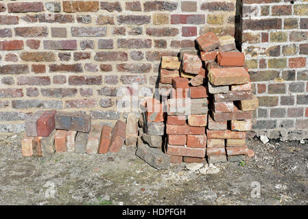 Haufen von Steinen vor Wand Stockfoto