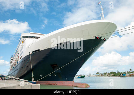 Das Kreuzfahrtschiff in St.Johns Ferienort auf Antigua Insel (Antigua & Barbuda) angedockt. Stockfoto