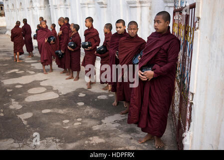 Eine Gruppe von jungen buddhistischen Mönchen bereit, die morgen essen Almosen Sammlung, Shwe Yan Pyay Kloster, Nyaungshwe, Myanmar. Stockfoto