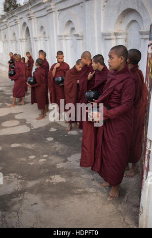 Eine Gruppe von jungen buddhistischen Mönchen bereit, die morgen essen Almosen Sammlung, Shwe Yan Pyay Kloster, Nyaungshwe, Myanmar. Stockfoto