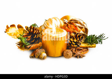 Festliche golden Weihnachts-Dekoration mit Kerzen, Zapfen, Kugeln, isoliert auf weiss Stockfoto