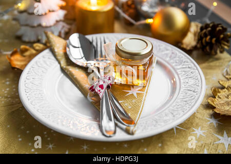 Weihnachten Tischdekoration Einstellung und Geschirr mit Honig jar Geschenk für Gäste Stockfoto