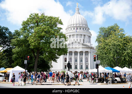 Das Wisconsin State Capital Building steht in der Mitte des Madison Farmers' Market Ion einem Sommernachmittag. Stockfoto