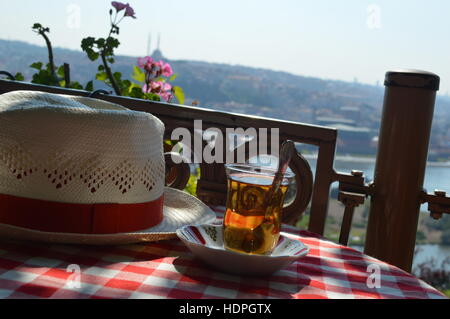 Glas türkischen Tee. Aufnahme in Istanbul neben der Bosphore. Stockfoto