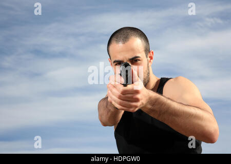 junge männliche Leibwächter mit einer Pistole Stockfoto