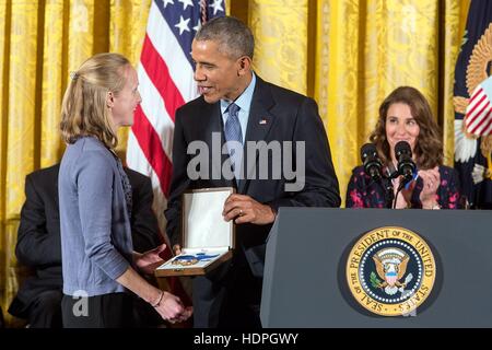 US-Präsident Barack Obama stellt die Presidential Medal Of Freedom, Großnichte von Grace Hopper, Deborah Murray, am weißen Haus East Room 22. November 2016 in Washington, DC. Stockfoto