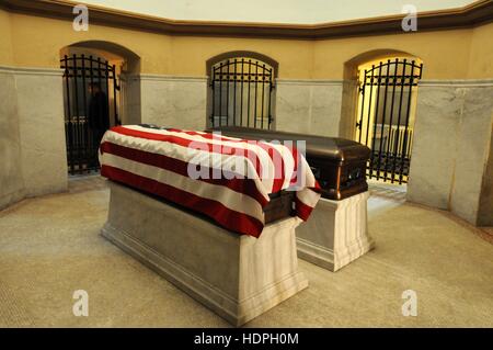 Die Särge der ehemalige US-Präsident James Garfield und Frau Lucretia Garfield sitzen auf dem Display in der Krypta Garfield Denkmal auf dem Lake View Cemetery 19. November 2016 in Cleveland, Ohio. Stockfoto