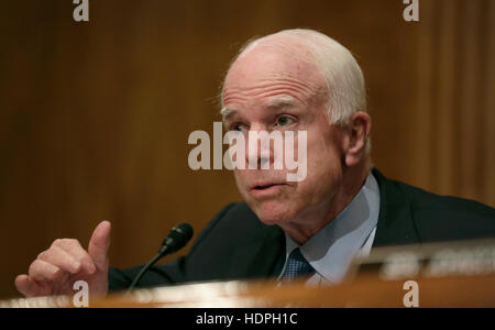 USA Arizona Senator John McCain spricht auf der Senatsausschuss für Heimatschutz und staatliche Angelegenheiten während der anfänglichen Beobachtungen die neue Führung bei der US Border Patrol-Anhörung im Senat Dirksen Building 30. November 2016 in Washington, DC. Stockfoto