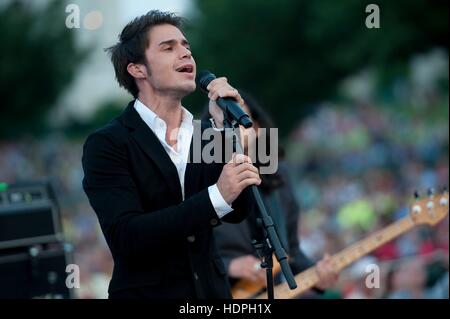 DSDS Gewinner Sänger Kris Allen führt bei der National Memorial Day Concert auf dem US Capitol West Rasen 30. Mai 2016 in Washington, DC. Stockfoto