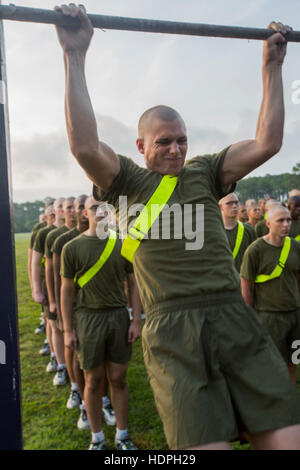 Ein Marinekorps-Rekrut kämpft, um einen endgültigen Pull-up während seiner Anfangsfestigkeit Test an der Marine Corps zu rekrutieren Depot Parris Island 17. Juli 2015 in Parris Island, South Carolina zu vollenden. Stockfoto