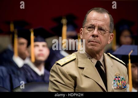 US Joint Chiefs Of Staff Vorsitzender Mike Mullen spricht zu New Jersey Nationalgarde Jugendakademie Herausforderung Studenten während ihrer Abschlussfeier am Kriegerdenkmal Trenton 29. August 2009 in Trenton, New Jersey. Stockfoto