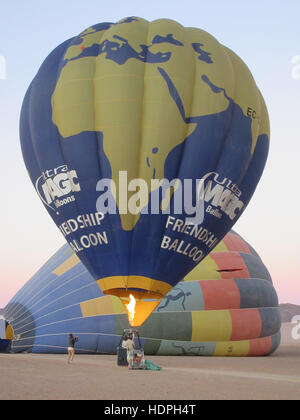 Aufpumpen von Heißluftballons einschließlich des ultramagic Freundschaft-Ballons in der Wüste Stockfoto