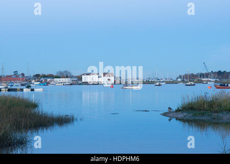 Blick nach Westen auf dem River Deben Woodbridge Tide Mühle, Suffolk, UK. November, Dämmerung Stockfoto