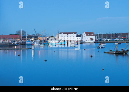 Blick nach Westen auf dem River Deben Woodbridge Tide Mühle, Suffolk, UK. November, Dämmerung Stockfoto