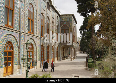 TEHERAN, IRAN - 2. Oktober 2016: Besucher der Golestan Palast am 2. Oktober 2016 in Teheran, Iran, Asien Stockfoto