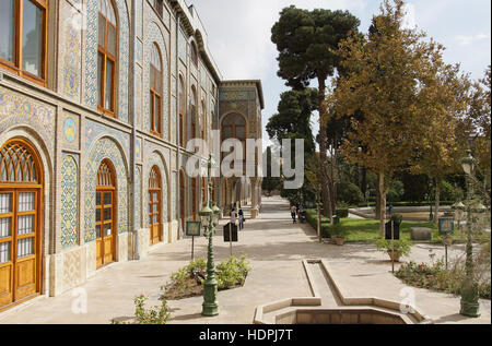 TEHERAN, IRAN - 2. Oktober 2016: Besucher der Golestan Palast am 2. Oktober 2016 in Teheran, Iran, Asien Stockfoto