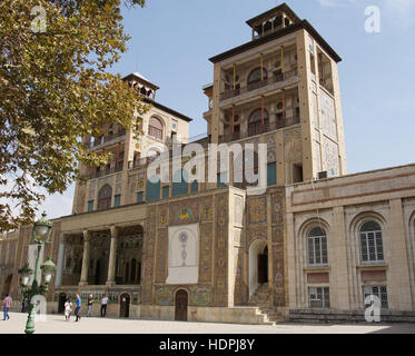 TEHERAN, IRAN - 2. Oktober 2016: Besucher der Golestan Palast am 2. Oktober 2016 in Teheran, Iran, Asien Stockfoto