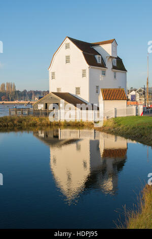 Woodbridge Tide Mühle, Suffolk, UK. November. Reflexionen in das Reservoir. Stockfoto