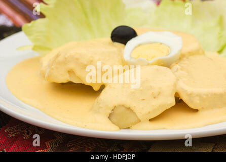 Typisch peruanische Papa a la Huancaina bestehend aus gekochten Kartoffeln bedeckt in einem Käse und gelb Chili-Pfeffer-sauce Stockfoto