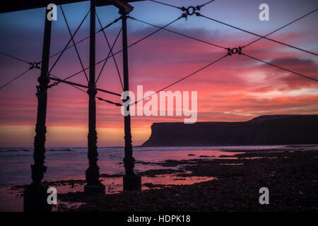 Saltburn Pier mit Huntcliff Silhouette bei Sonnenaufgang Stockfoto