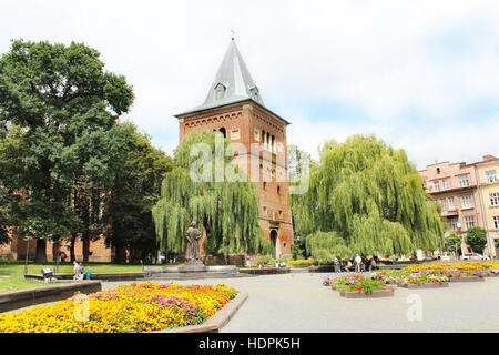 Glockenturm der katholischen Kirche St. Bartholomäus in Drohobytsch Stadt in der Westukraine Stockfoto