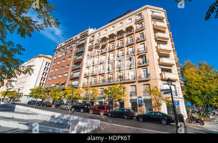 Postkarten aus Madrid.  Das Auto geparkt auf geneigten Straße vor Mehrfamilienhaus Eigentumswohnung in Madrid, Spanien. Stockfoto