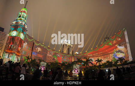 Weitwinkel Panoramablick auf die Hong Kong Puls 3D-Light Show Anzeige bei Nacht Stockfoto