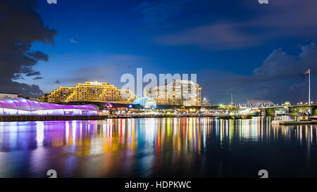 Blaue Stunde reflektiert Licht in Sydney Darling Harbour Stockfoto