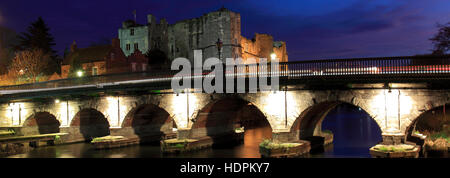 Abenddämmerung Blick über die Ruinen von Newark Castle, Newark auf Trent, Nottinghamshire, England, Großbritannien, Großbritannien Stockfoto