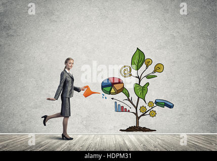 Junge Geschäftsfrau in leeren Raum Gießen gezeichnete Wachstumskonzept mit can Stockfoto