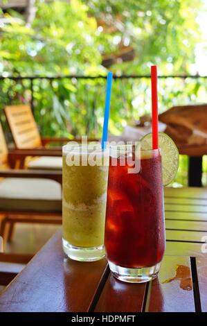 Trinken einen grünen Smoothie und einen Eistee im Freien im Sommer Stockfoto