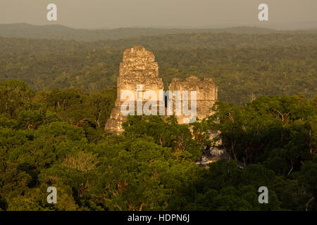 Blick auf Sonnenuntergang der Tempel I und II vom Tempel IV in die Maya-Ausgrabungen von Tikal National Park, Guatemala.  Der Schatten der Tempel IV ist in th Stockfoto