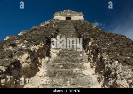 Tempel I oder Tempel des großen Jaguar ist eine Grabbeigaben Pyramide gewidmet Jasaw Chan K'awil, die in der Struktur in AD 734 begraben wurde.  Die pyram Stockfoto