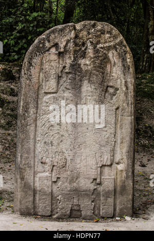 Stele 16 Steinschnitt, ca. 711 n. Chr. zeigt Herrscher Hasaw Kan k ' awil tragen aufwendige rituellen Kleid für die Feier einer wichtigen Zeremonie.  TI Stockfoto