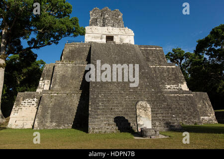 Tempel II oder Tempel der Maske um 700 n. Chr. gebaut wurde und ist 38 Meter beziehungsweise 125 Fuß hoch.  Nationalpark Tikal in Guatemala ist eine archäologische si Stockfoto