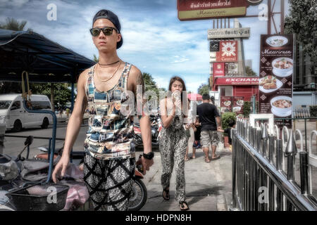 Trendige asiatische moderne junges Paar zu Fuß durch die Straßen von Pattaya Thailand S. E. Asien Stockfoto