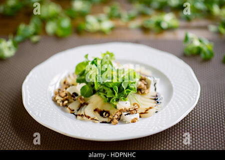 Salat mit gegrillten Birnen, Walnüssen und Ziegenkäse, Nahaufnahme Stockfoto