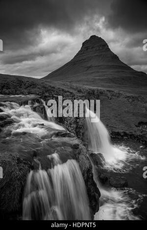 Island. Schwarz / weiß Bild der isländischen Landschaft und Wasserfall. Stockfoto