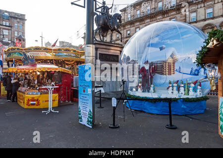 Glasgow Weihnachtsmarkt Dezember 2016 in George Square Glasgow Schottland mit Schneekugel und Karussell Stockfoto